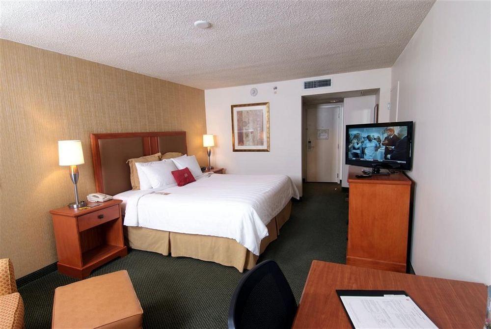 Radisson Overland Park Hotel 4*