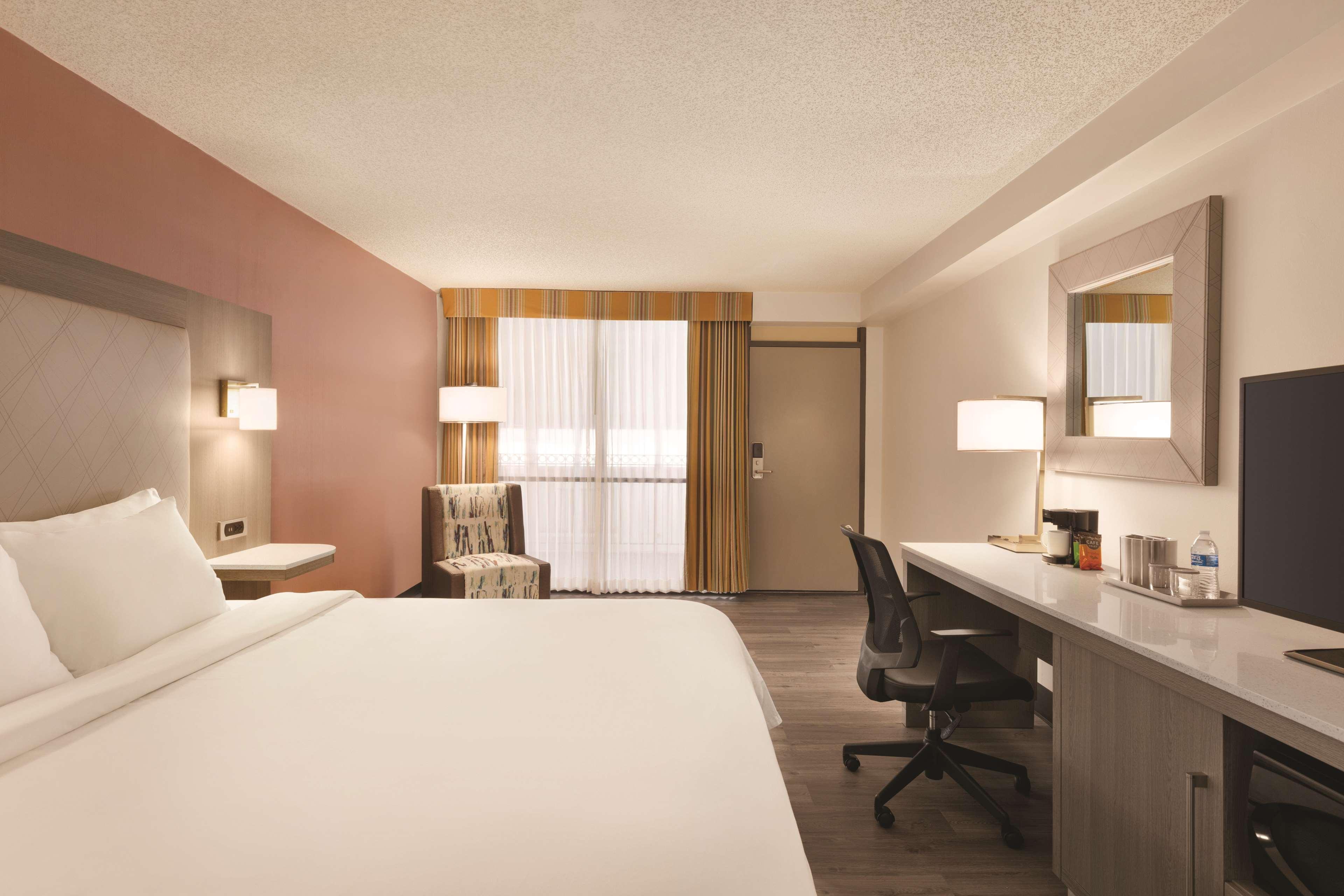 Hotel Radisson Overland Park 4*