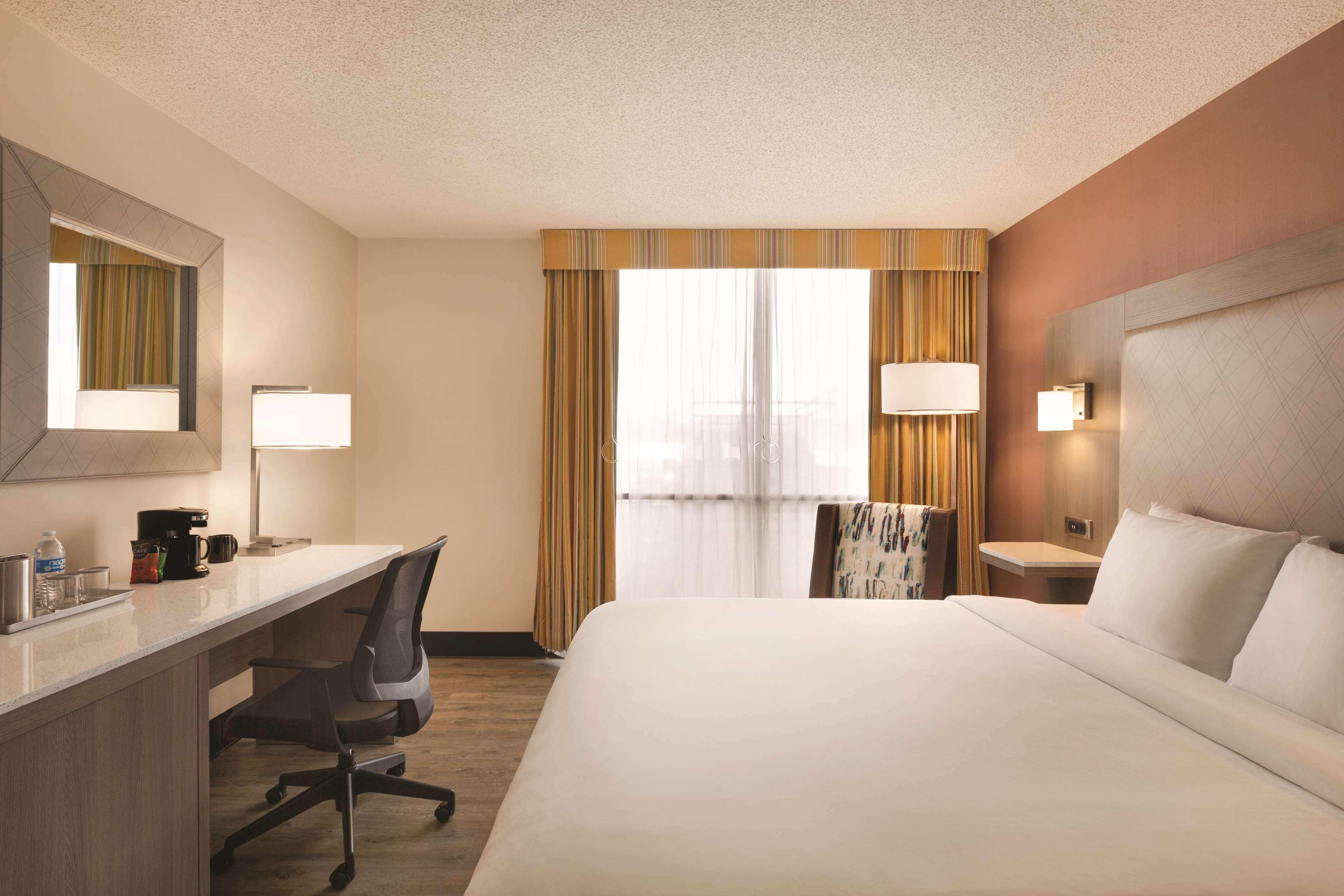 Radisson Overland Park Hotel 4*