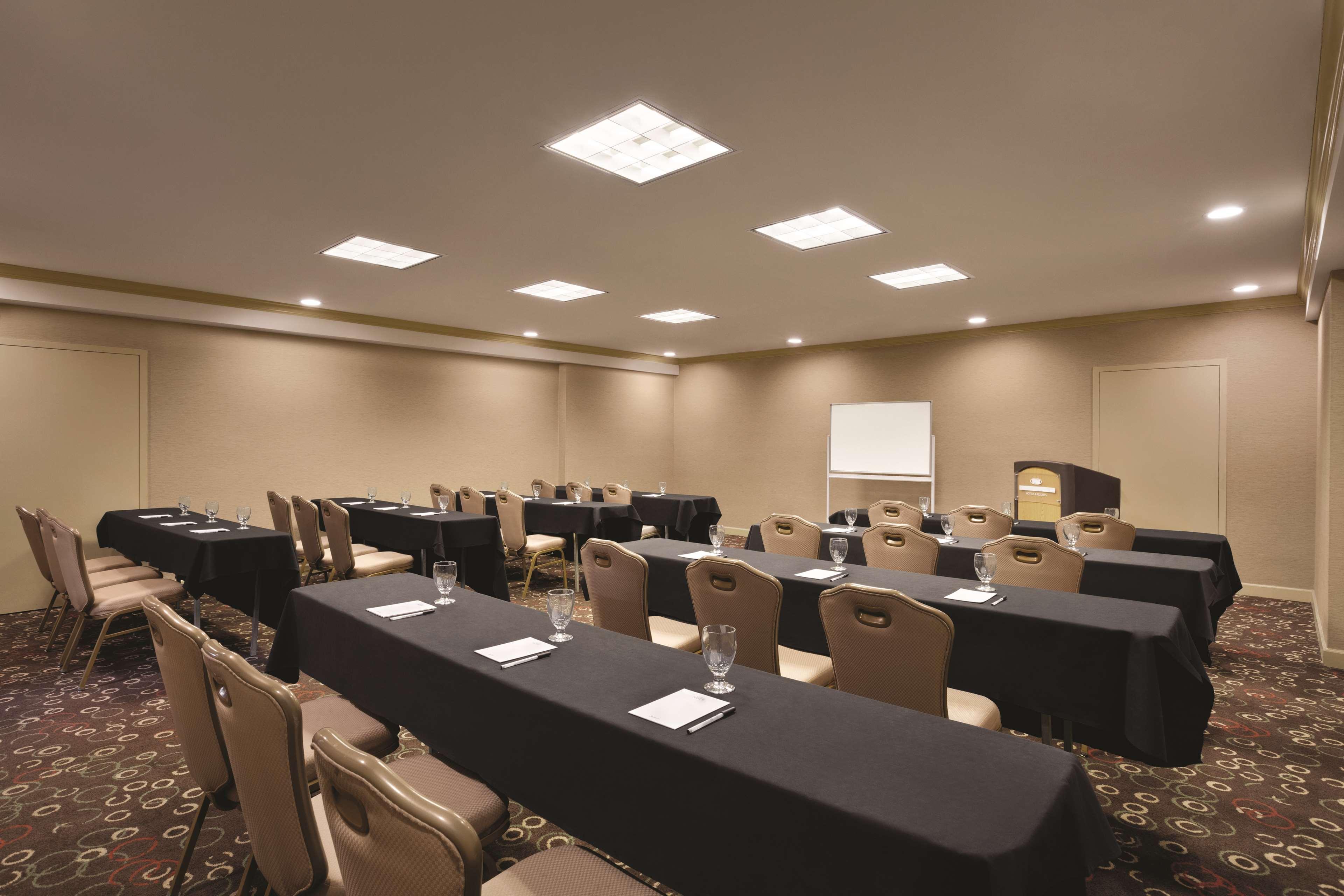 Radisson Overland Park 4*