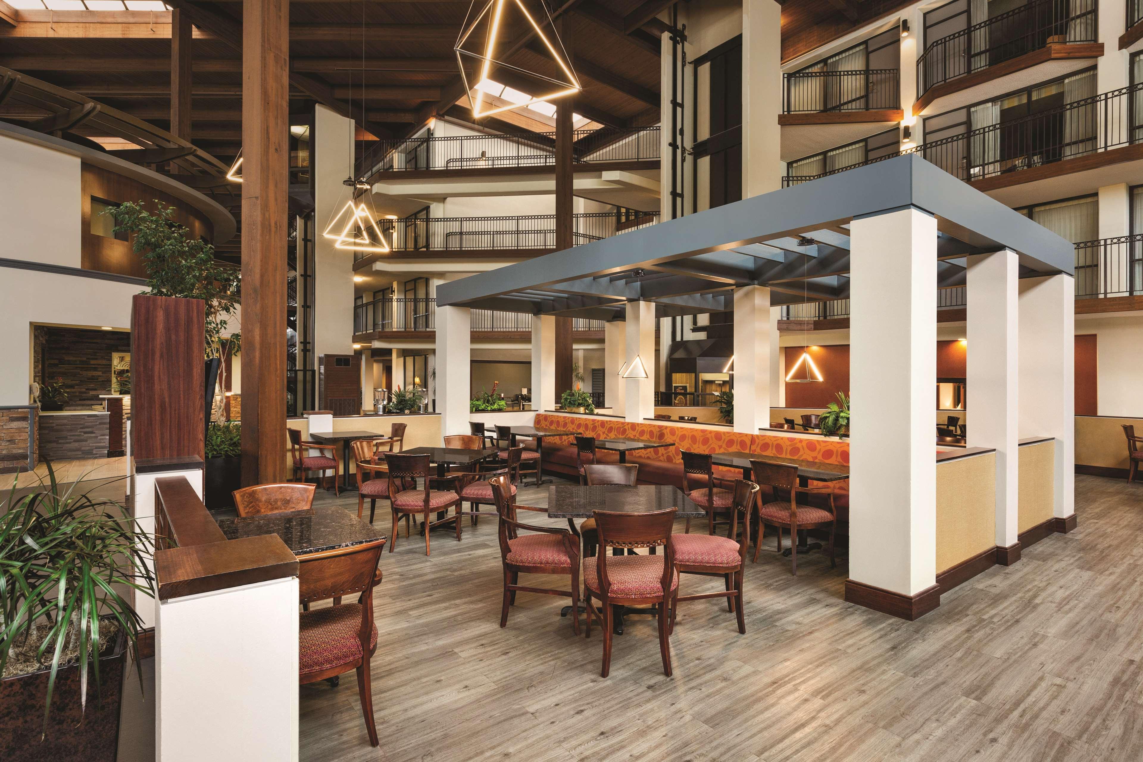 Radisson Overland Park 4*
