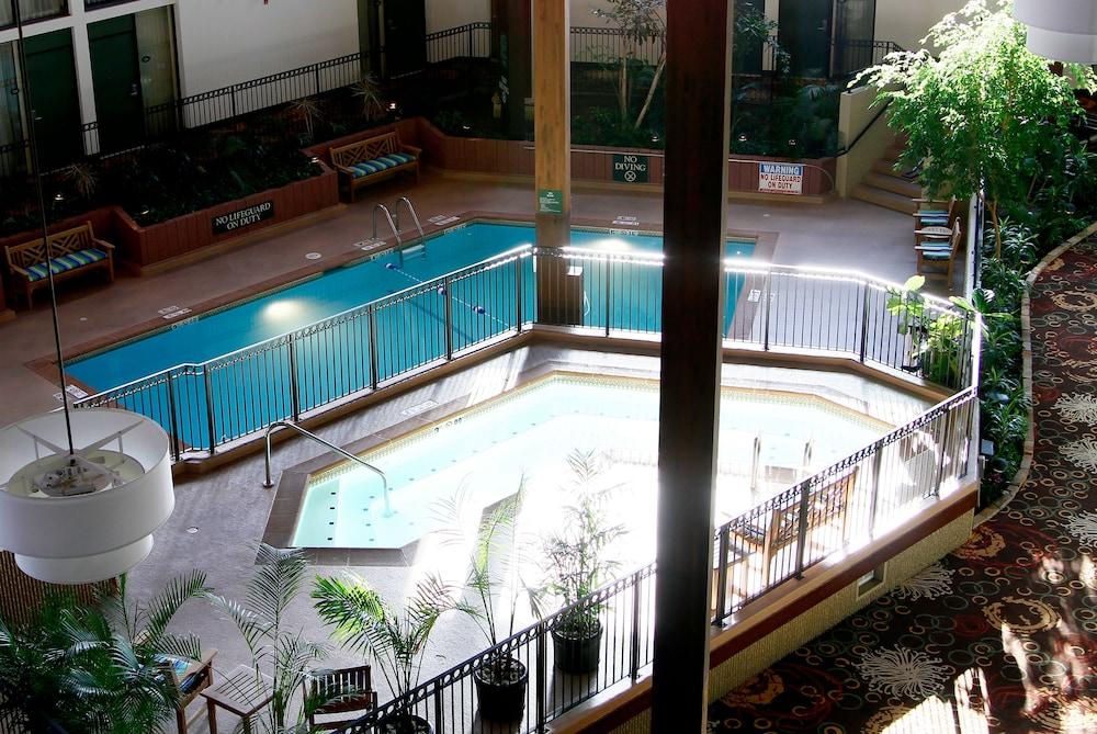 Radisson Overland Park Hotel 4*