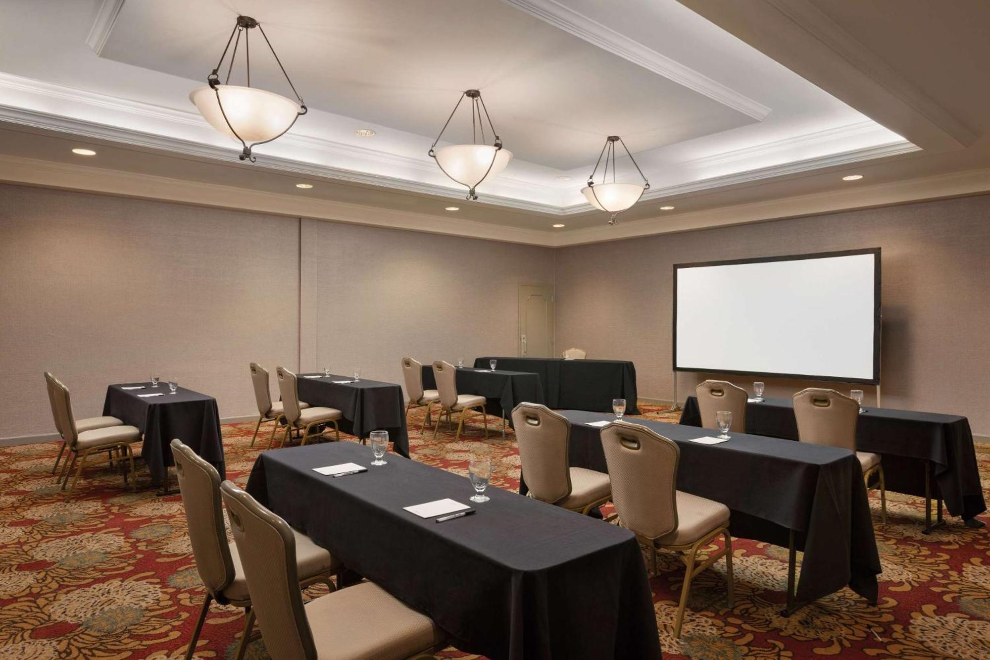 Radisson Overland Park 4*