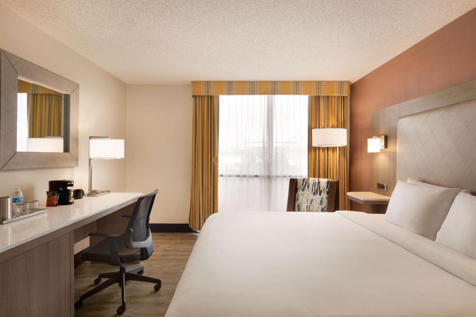 Radisson Overland Park 4*