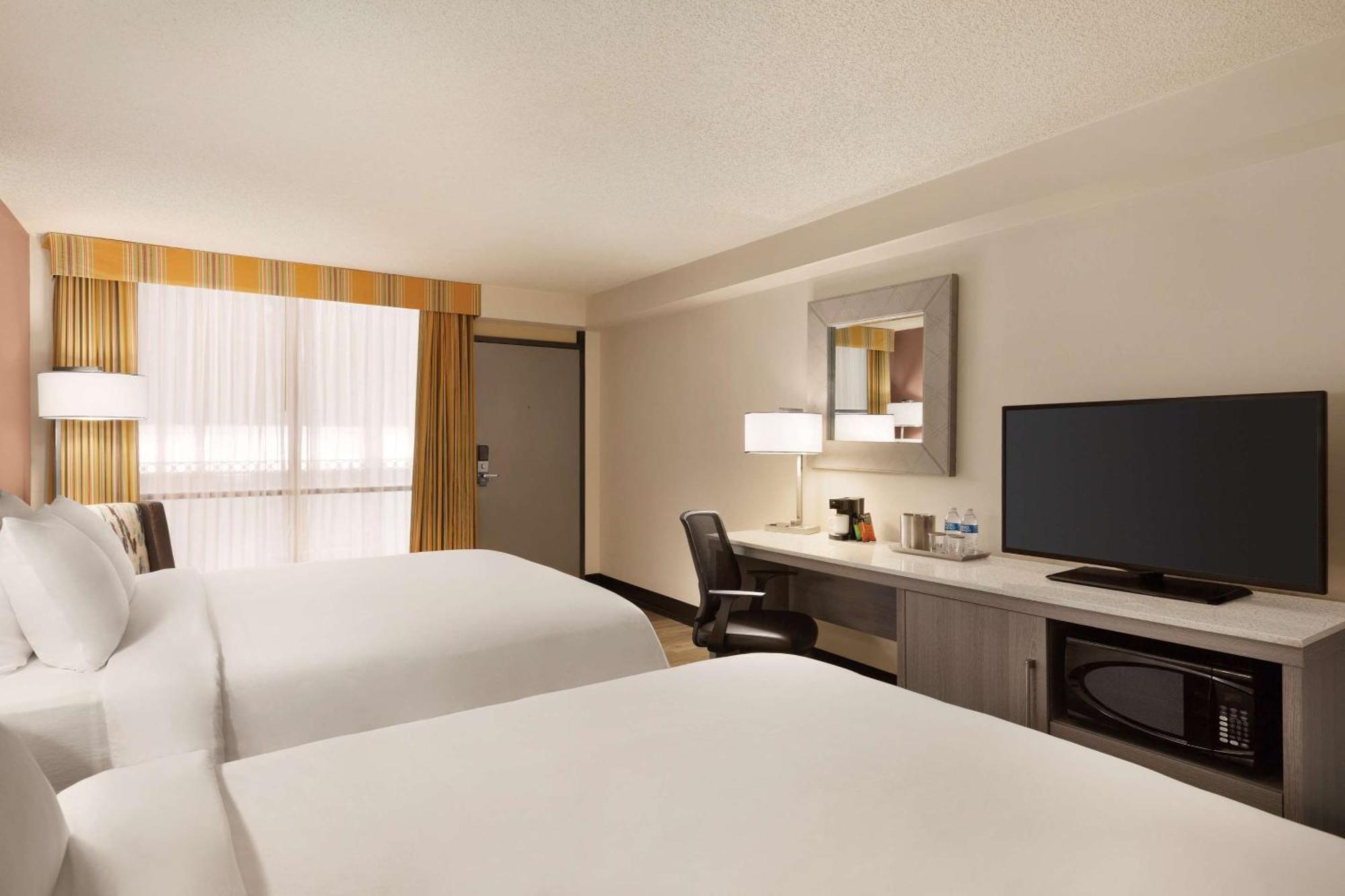 Radisson Overland Park 4*