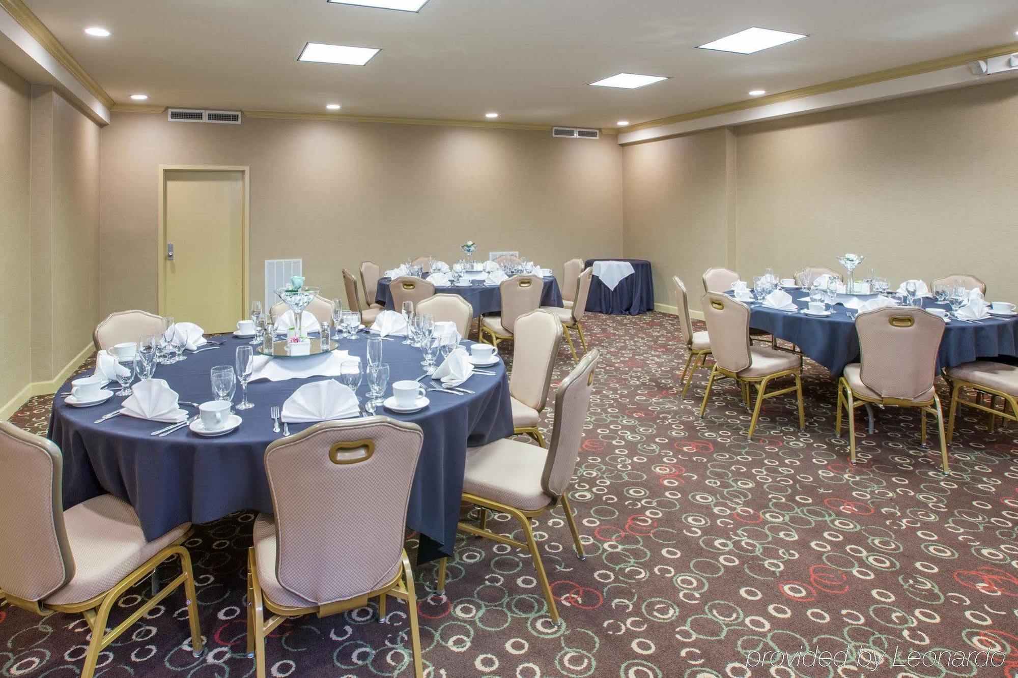 Radisson Overland Park 4*