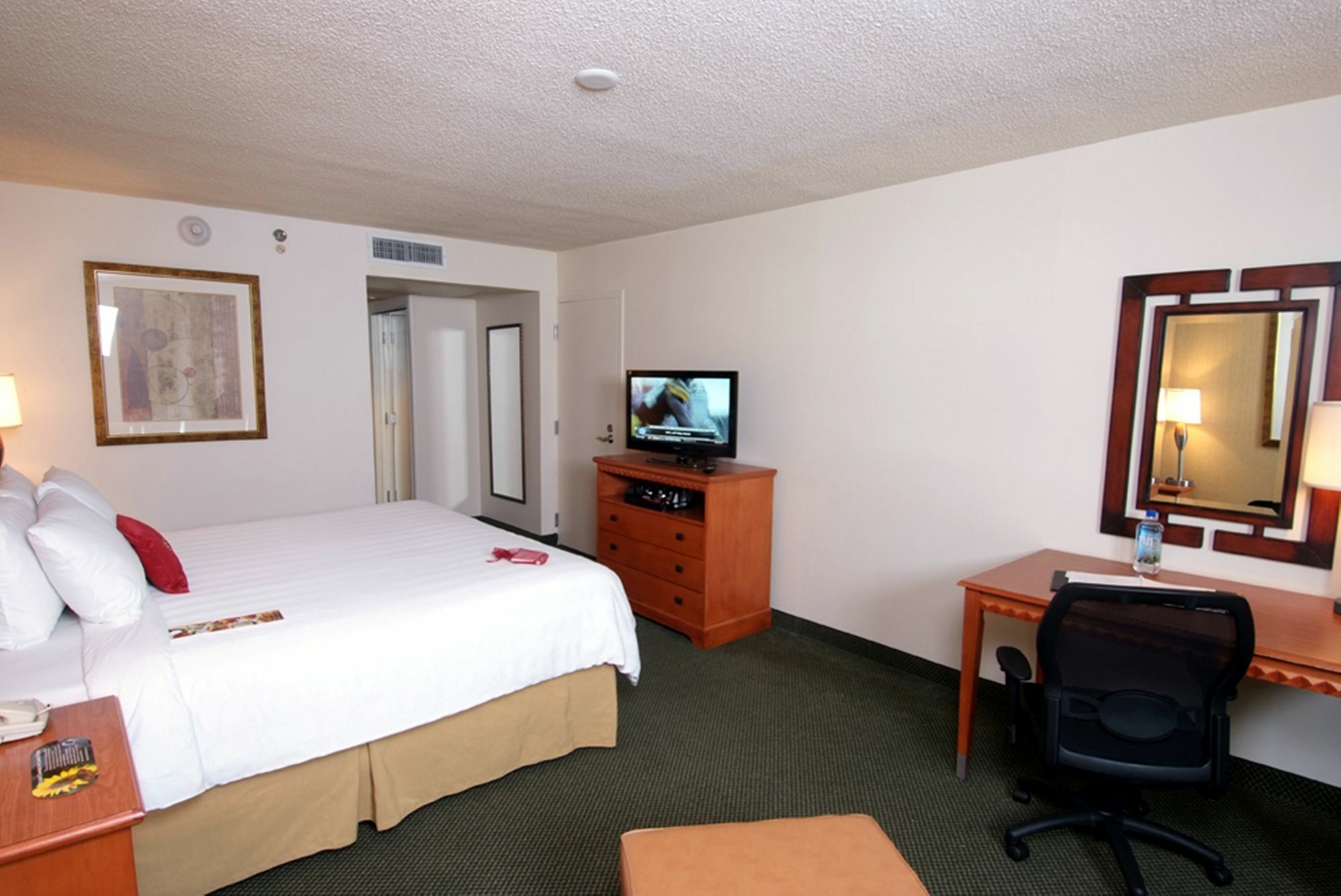 Radisson Overland Park 4*
