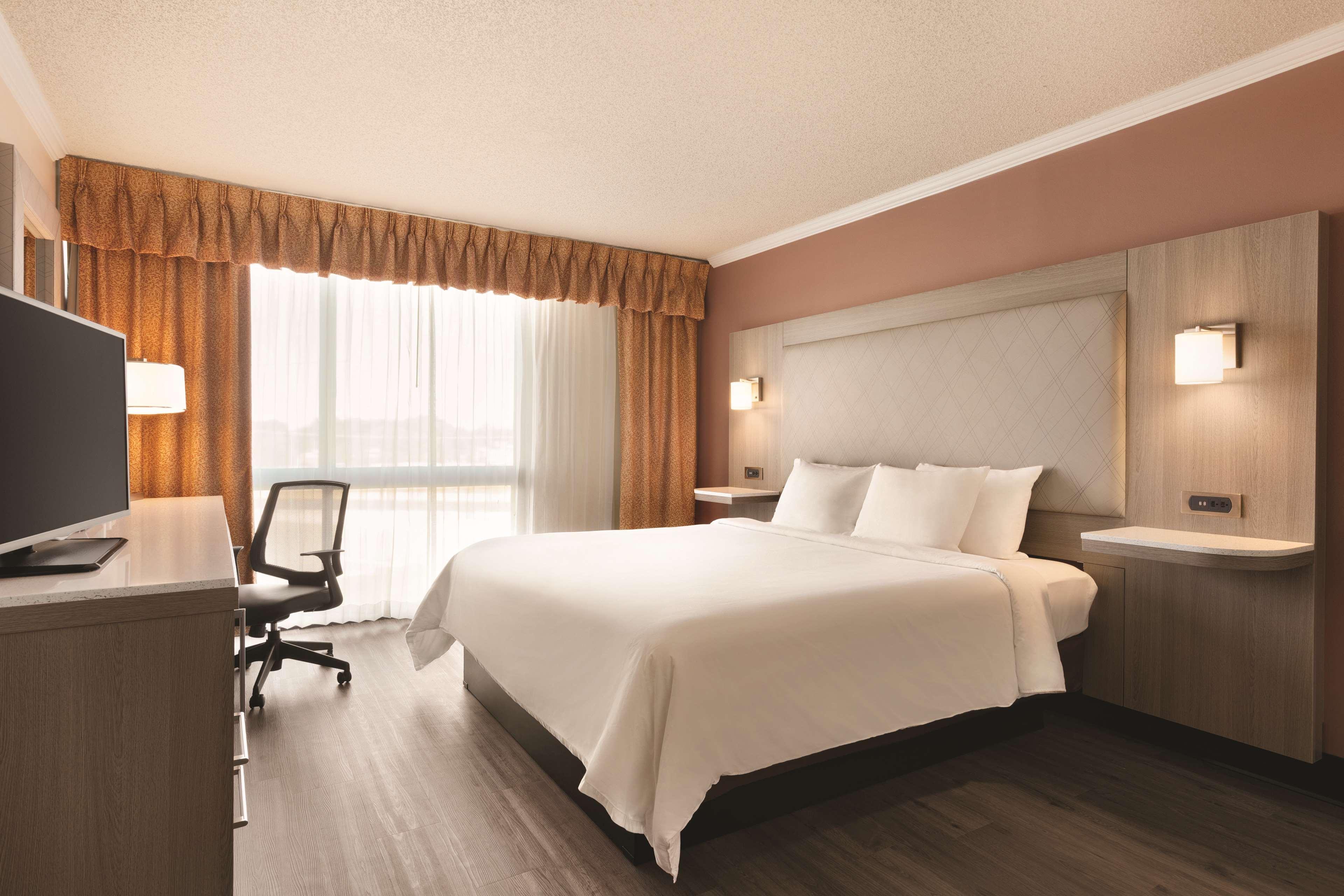 Radisson Overland Park Hotel 4*